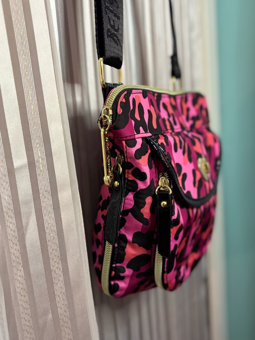 Betsey Johnson Cheetah Stripes Pink Expandable Crossbody Bag. - Picture 2 of 8